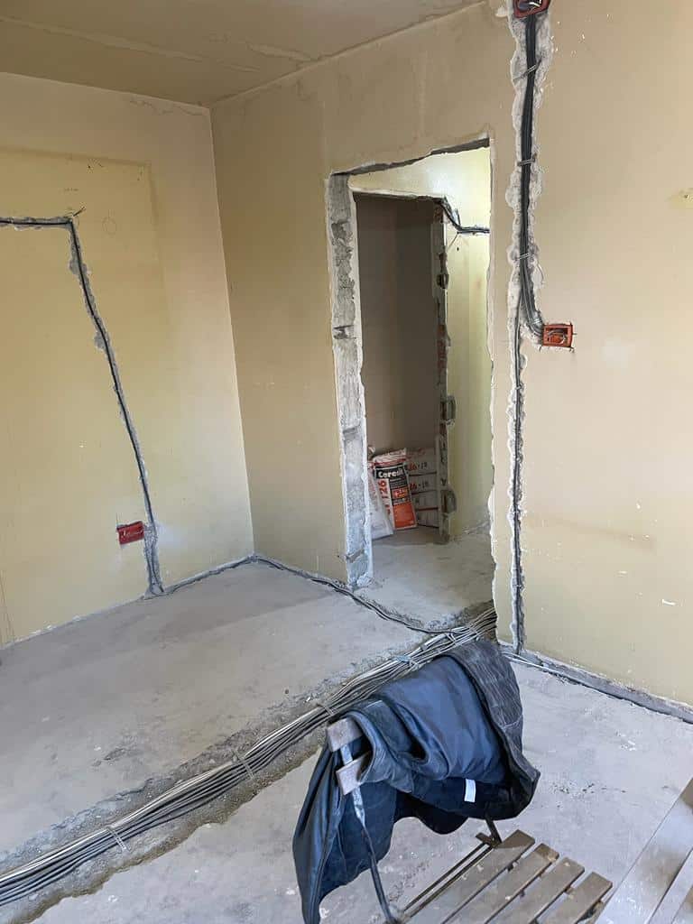 Renovari-apartamente-si-schimbat-instalatie-electrica | Firmă Renovări Interioare Apartamente | Amenajări Interioare București | Zugrăveli Interioare