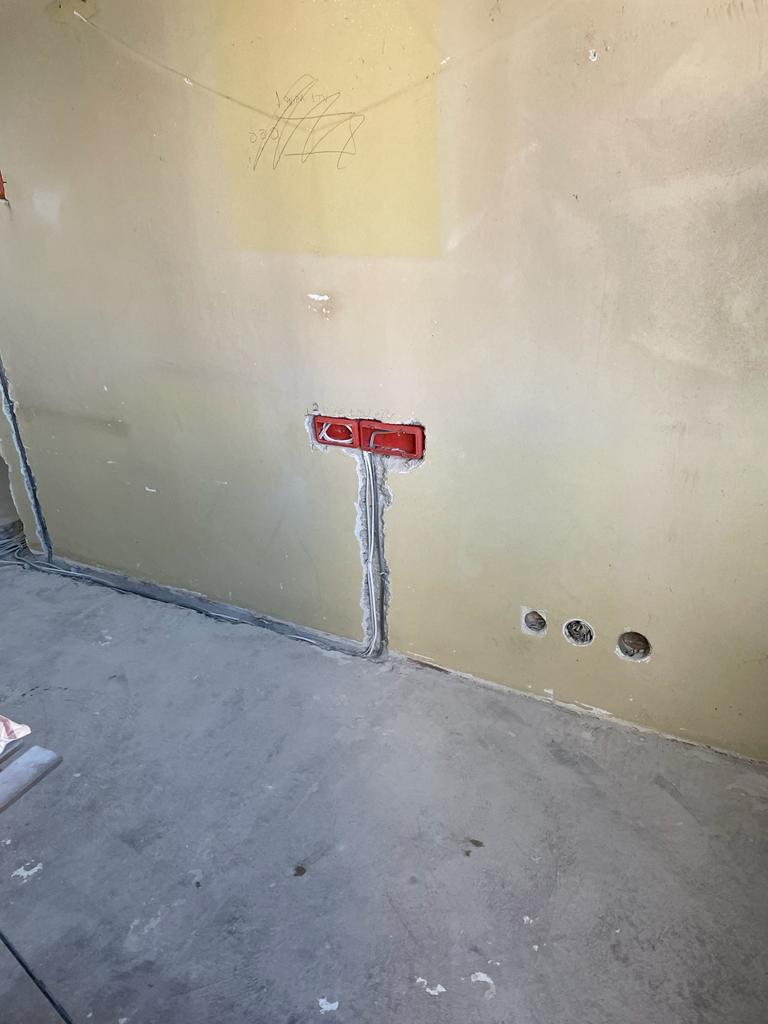 Schimbat-integrala-instalatie-electrica-2024 | Firmă Renovări Interioare Apartamente | Amenajări Interioare București | Zugrăveli Interioare